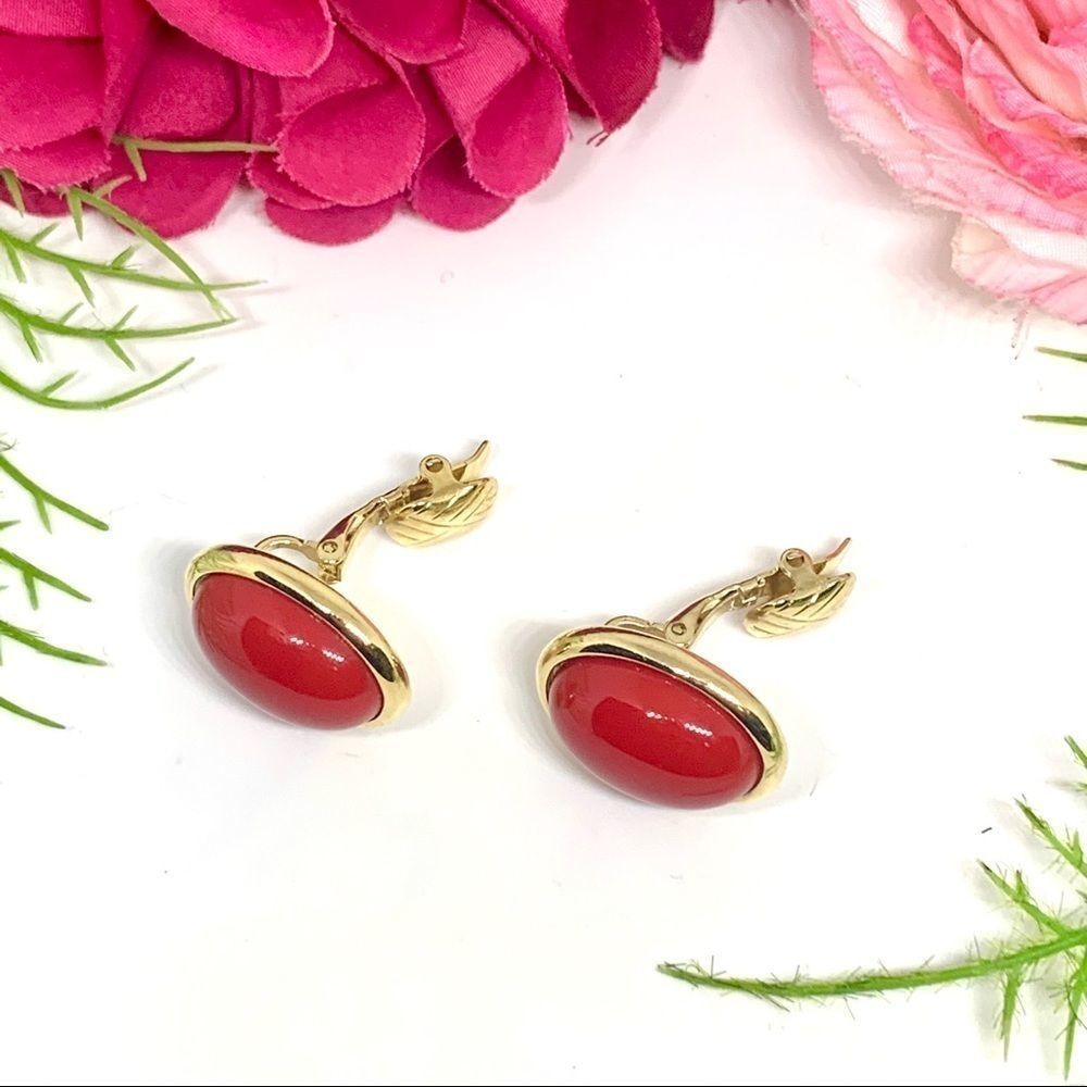 VINTAGE⚜️NWT TRIFARI Red Cabochon Clip Earrings - Picture 6 of 11